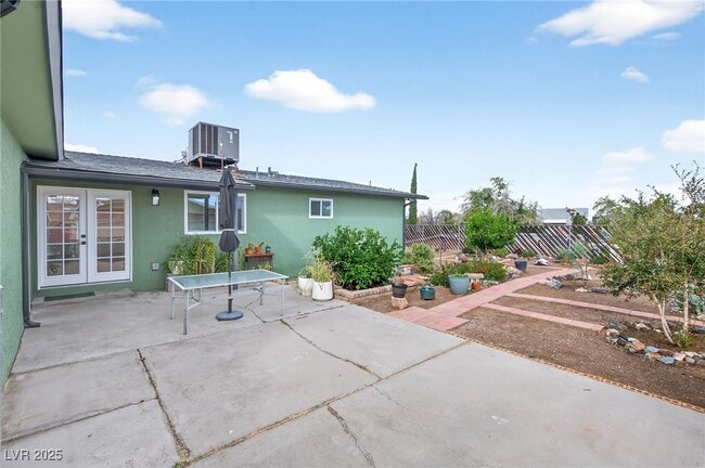 Building Photo - 405 Scenic Dr