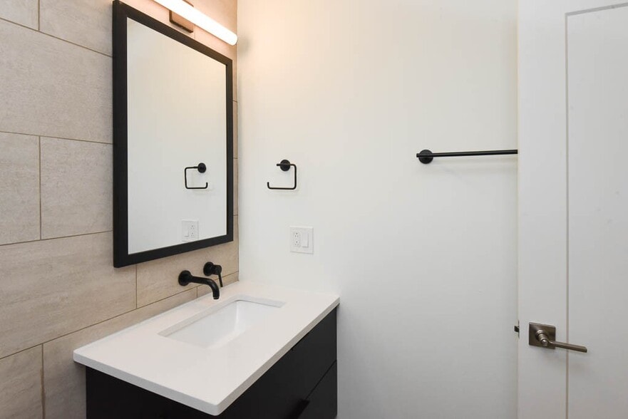 Building Photo - 949 W Grace St