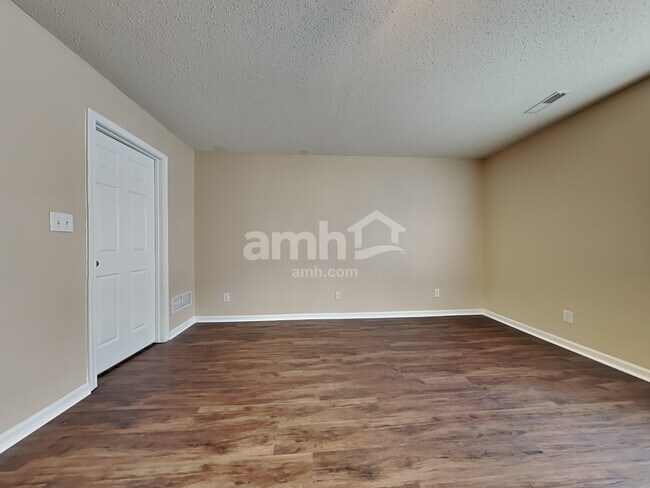 Building Photo - 1439 Round Lake Rd