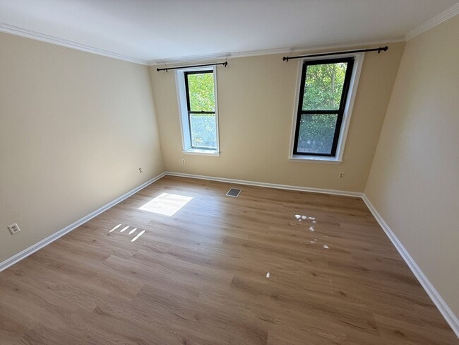 Building Photo - 2 Level, 2 Bedroom Hidden Gem in Dupont!