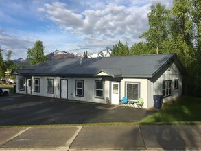 Building Photo - 1021 S Lucas Way