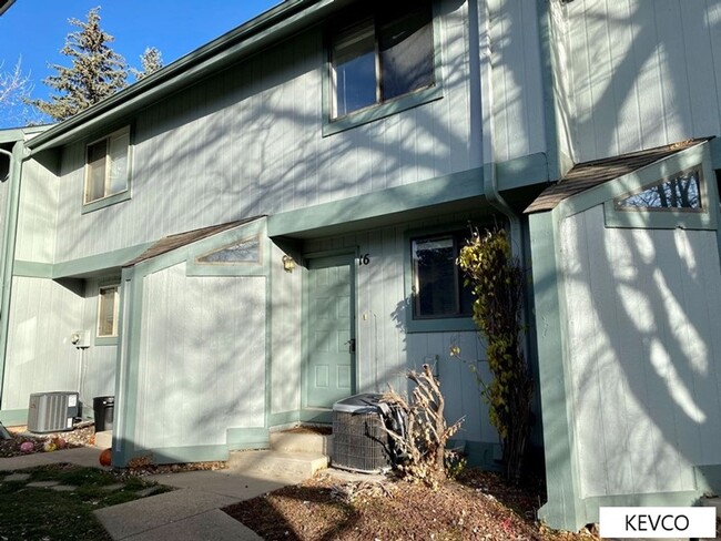 Primary Photo - AVAILABLE NOW: Tri-Level Townhome in Centr...