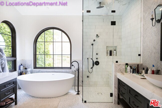 Building Photo - 5861 Ridgebrook Dr