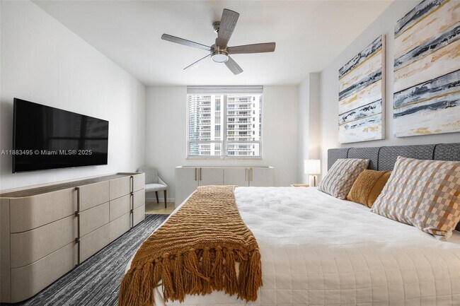 Building Photo - 801 Brickell Key Blvd