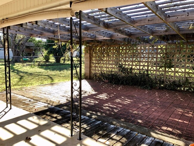 Building Photo - Live in Benbrook!