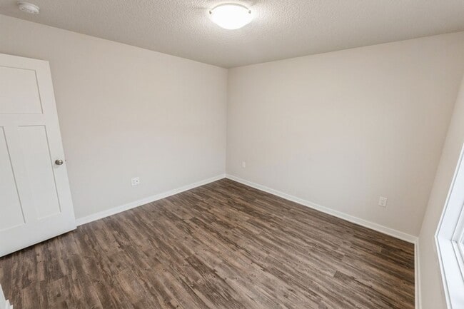 Building Photo - PERFECT LOCATION!!  3 Bedroom, 2.5 Bathroom Home in Urbandale!