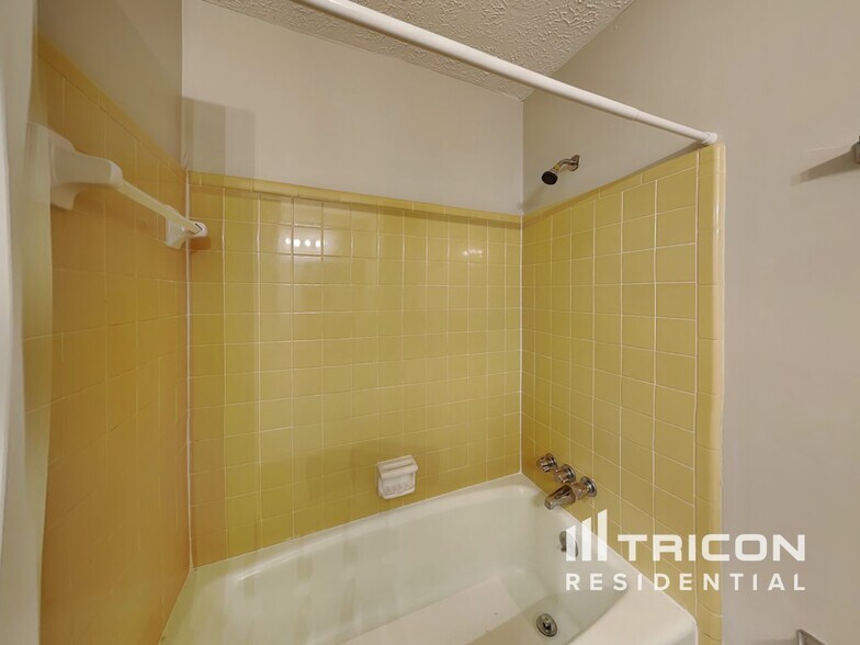 Building Photo - 414 Breezy Dr SW