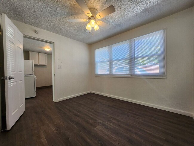 Building Photo - 409 W Routt Ave