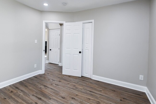 Building Photo - 4 Bedroom 2.5 Bathroom Open Floor Plan 3 S...