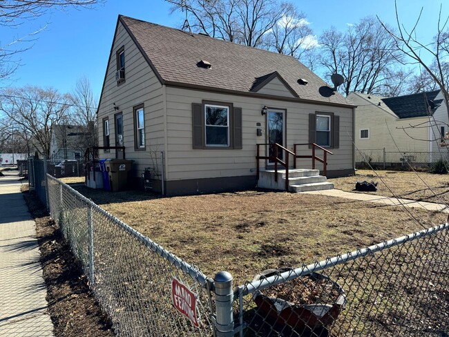 Building Photo - 3 bedroom Kenosha cape cod