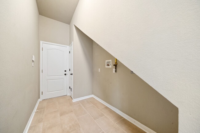 Building Photo - Spacious 4-Bed Luxury Home with Chef’s Kitchen, Fenced Yard, and 3,528 sq ft in Helotes