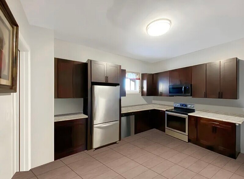 Primary Photo - 7055 N Clark St