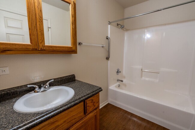 Building Photo - Cozy 2 Bedroom 2 Bathroom Townhome in Wagoner