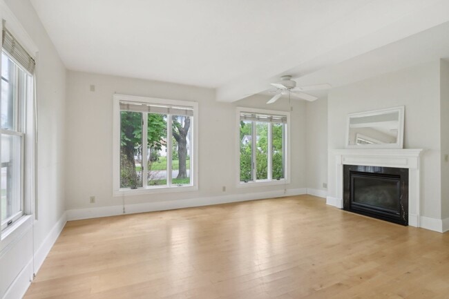 Building Photo - Charming 3-Bedroom Home for Rent in Lake M...