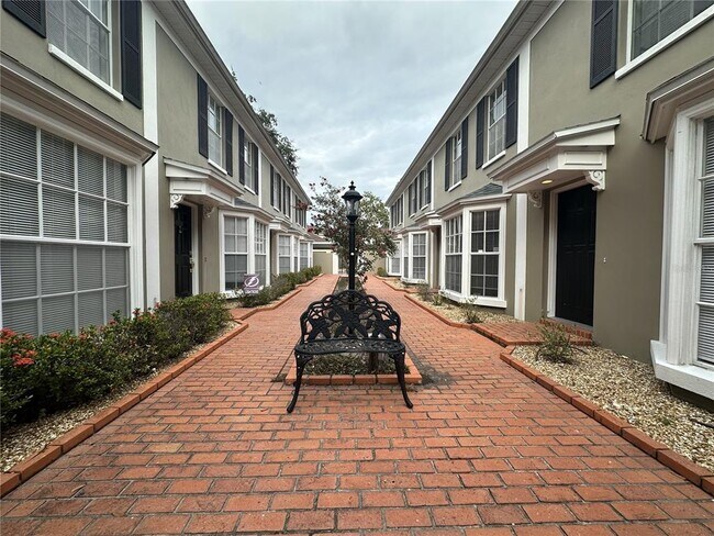 Building Photo - 308 S Bungalow Park Ave