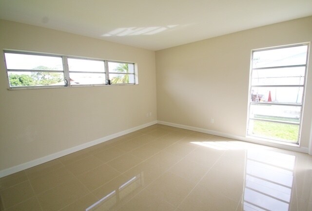 Building Photo - Beautiful & Modernized 3 Bed/3 Bath Pool Home For Rent in PSL!