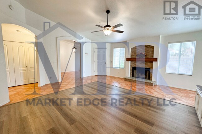 Building Photo - 3Bed/2Bath House at 51st Ave/Loop 101! $399 MOVE-IN SPECIAL! Move-In Ready on 01/08/2026!