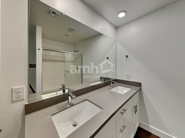 Building Photo - 4239 W St Charles Ave