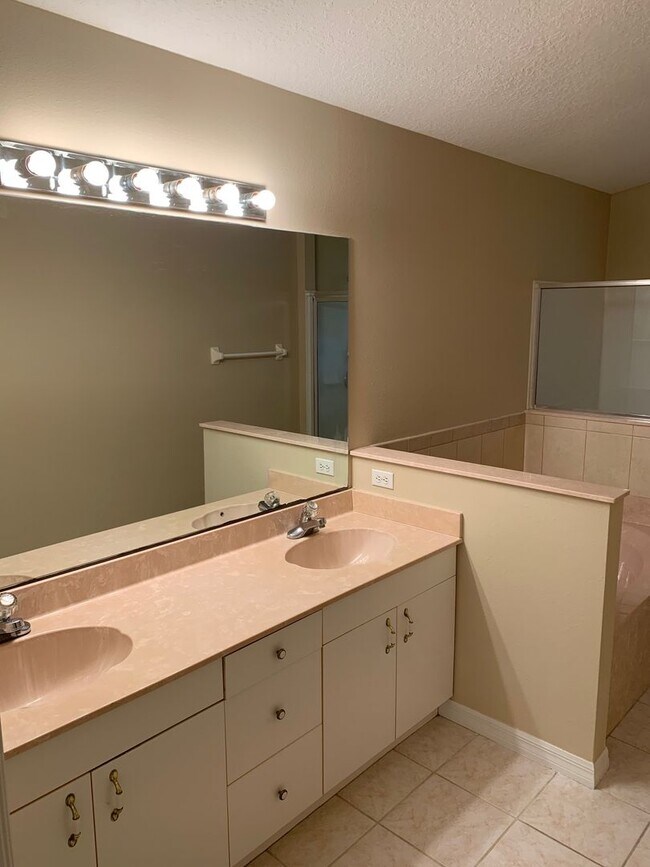 Building Photo - Beautiful 4-Bedroom, 2-Bath Home with Fenc...