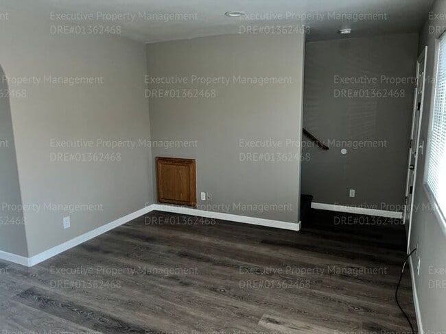 Building Photo - Spacious 3 bedroom, 2.5 bathroom townhome. ASK ABOUT THE MOVE IN SPECIAL (OAC)!