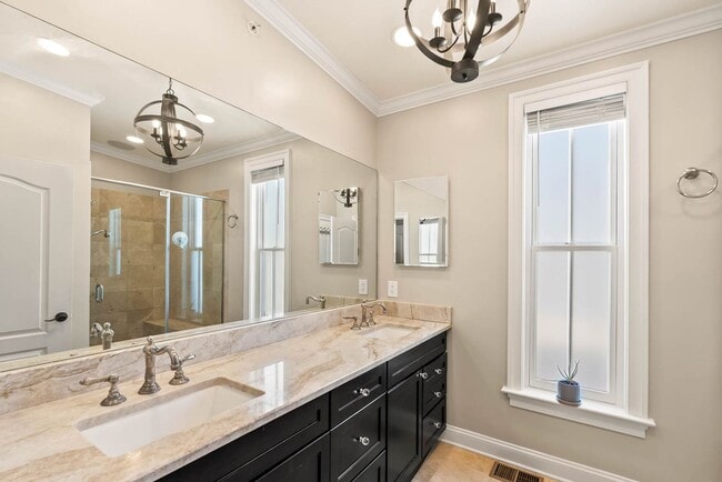 Building Photo - Logan Circle Condo