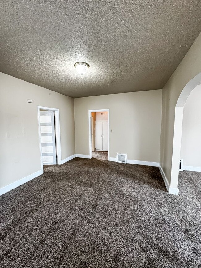 Building Photo - 5 Bed 2 Bath Single Family Home!