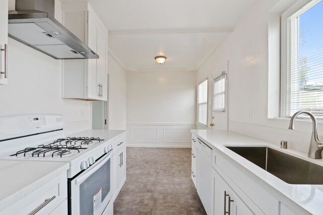 Building Photo - Courtyard building on Ocean Park