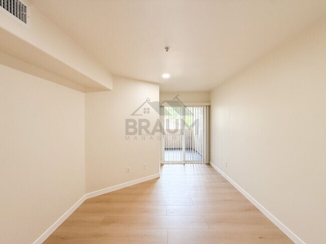 Building Photo - 7323 Winnetka Ave