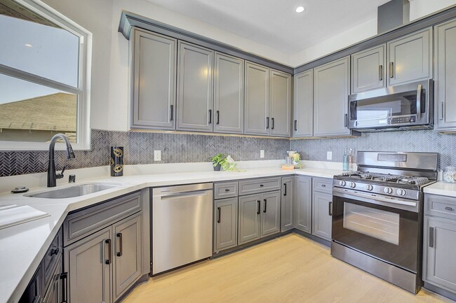 Building Photo - Stylish West Oakland 2/1 Flat - Completely...