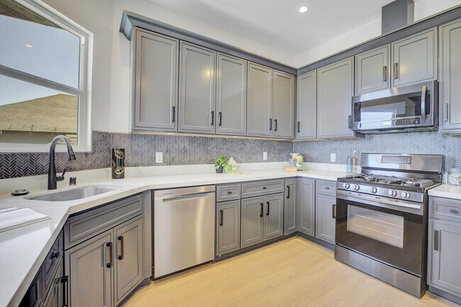Building Photo - Stylish West Oakland 2/1 Flat - Completely Renovated.