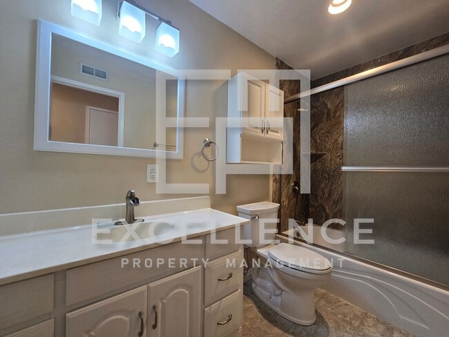 Building Photo - 3087SF 2 Story 5/2.5 House - Community Cabana, Pets Ok, 3 Fireplaces, Beautiful Updated Kitchen