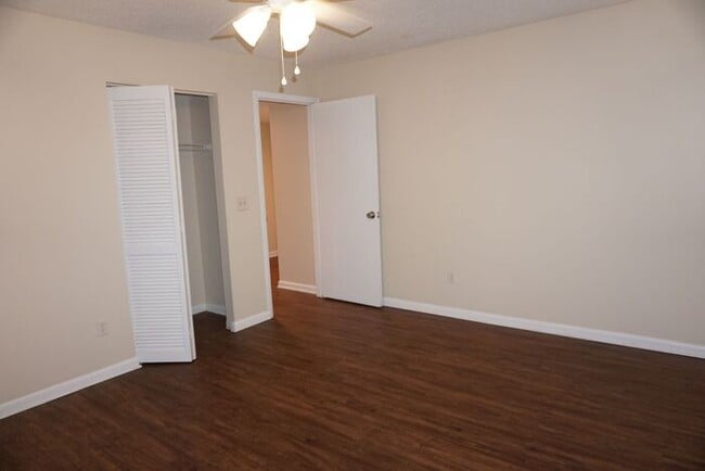 Building Photo - 2 bedroom townhome near NAS