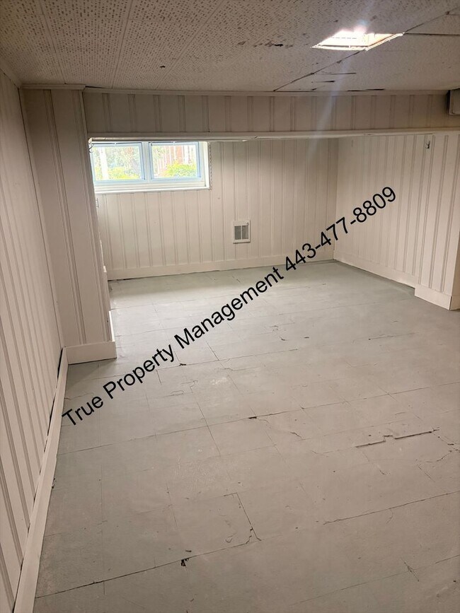 Building Photo - Spacious 3BR Home with Washer & Dryer, Backyard & Basement – $1,500/Month