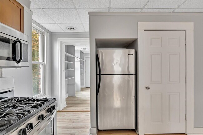 Building Photo - "Spacious 3-Bedroom Gem at 57 1/2 Saratoga...
