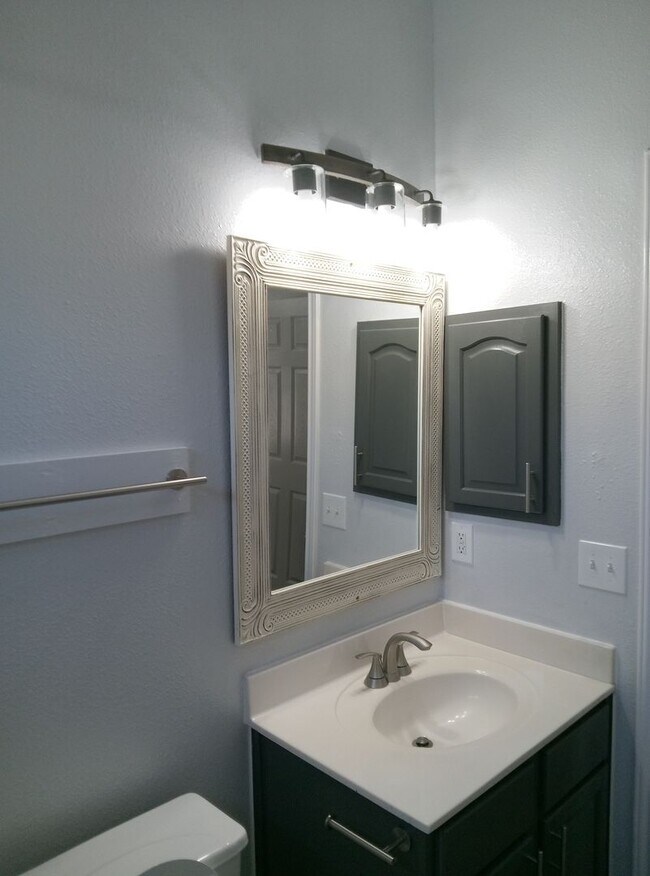 Building Photo - Beautiful and Spacious 3bdrm/2bath 2 car g...