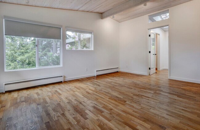 Building Photo - 3Bd/2.75Ba Shoreline House
