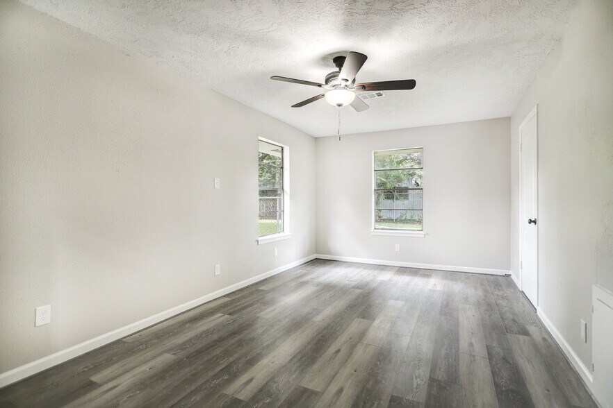 Building Photo - 4411 Oak Shadows Dr