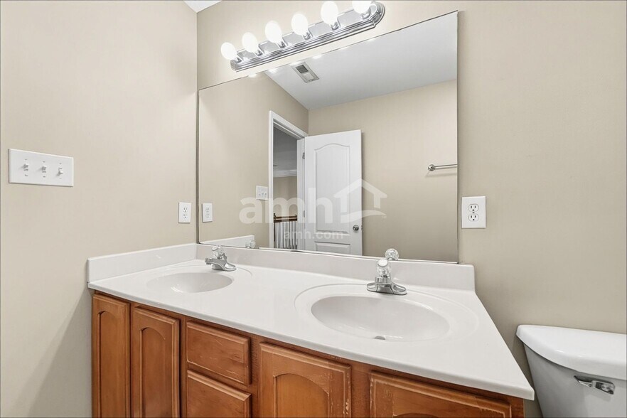 Building Photo - 4905 Sunday Silence Dr