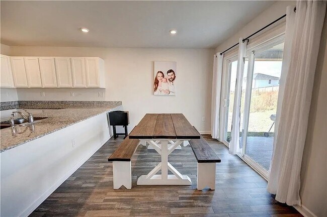 Building Photo - Ranch Living at its Finest
