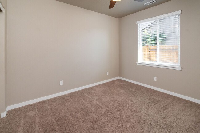 Building Photo - Spacious single level Orchard floorplan with 4th bedroom/den option home featuring SOLAR - Great ...