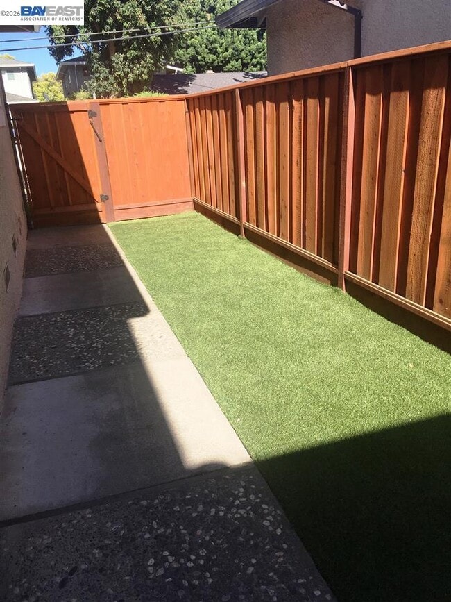 Building Photo - 1581 Mendenhall Dr