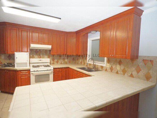 Building Photo - Central Tampa Gem Near UT- Modern Finishes & Prime Location