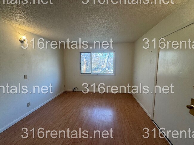 Building Photo - 511 Holly Ln