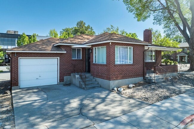 Building Photo - Newly Renovated 2 BD Brick Bungalow in Riv...