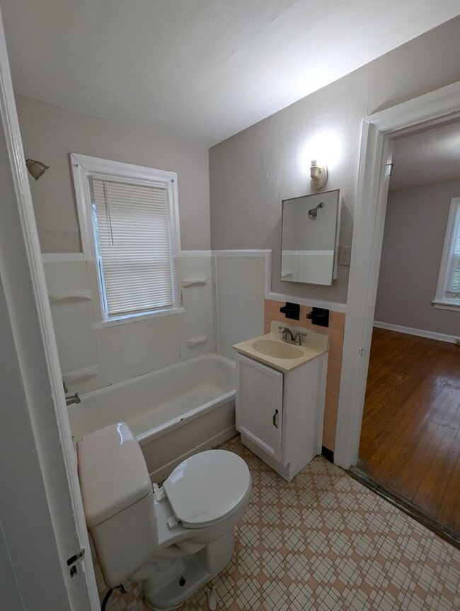 Building Photo - Single Family Charmer in Jennings - Sectio...