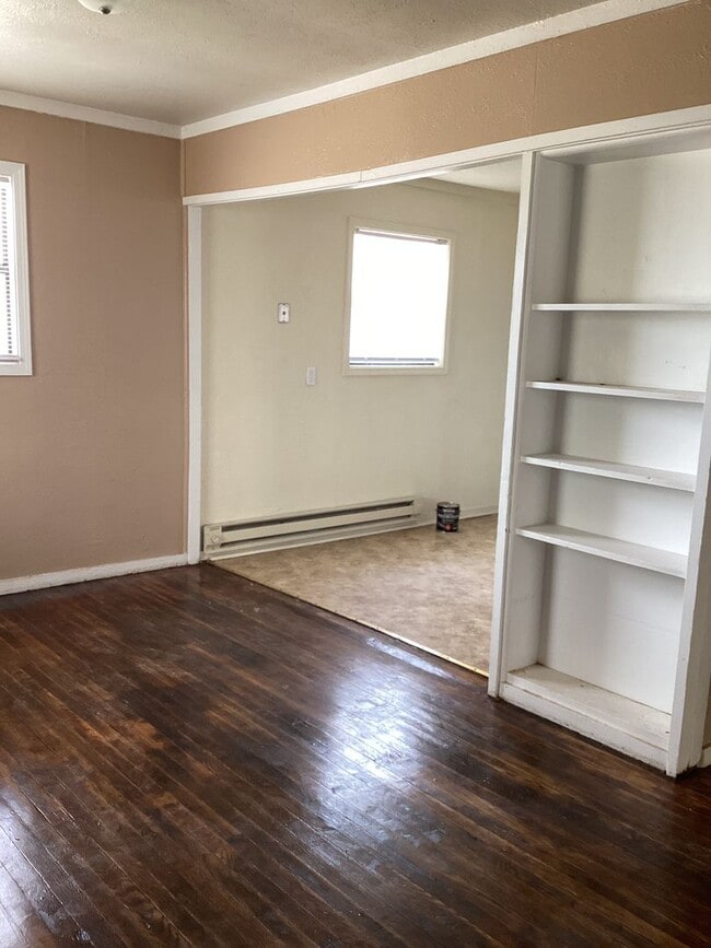 Building Photo - Newly Updated 2 bedroom Close to Morrison Park and High School!  Pets Welcome Upon Approval!