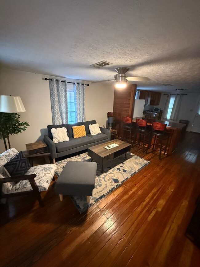 Building Photo - Furnished 2 BR 2 bath