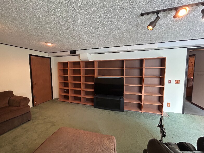 Building Photo - 822 12th St W