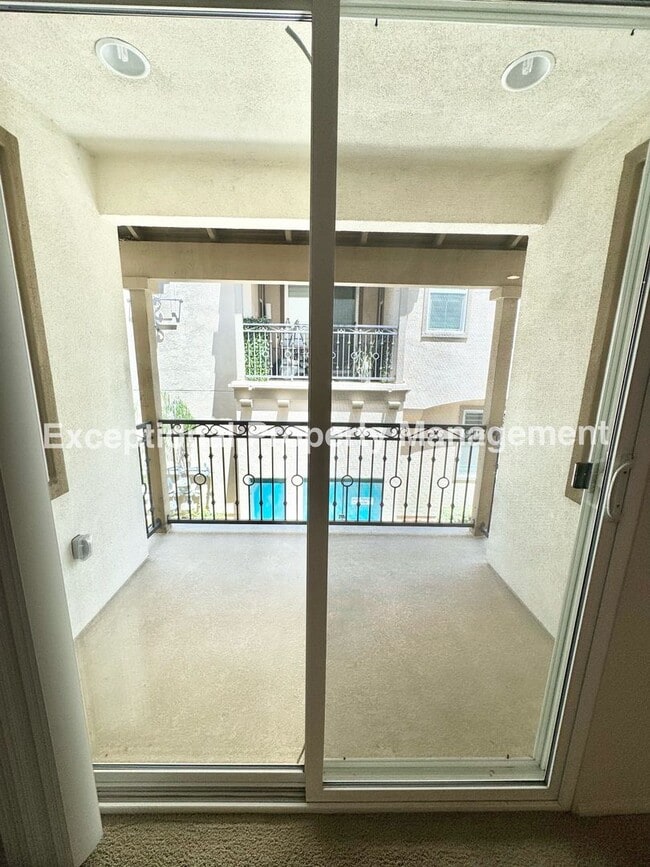 Building Photo - Great 3 bed 3 bath home