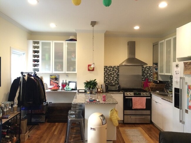 Building Photo - 174 Bolton St